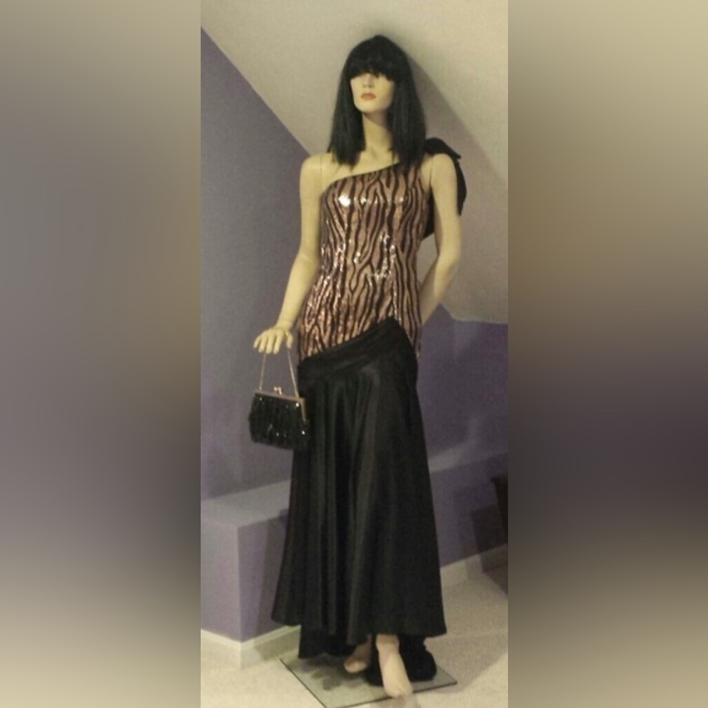 Gorgeous dress. Great for Mother of the bride, so classy.